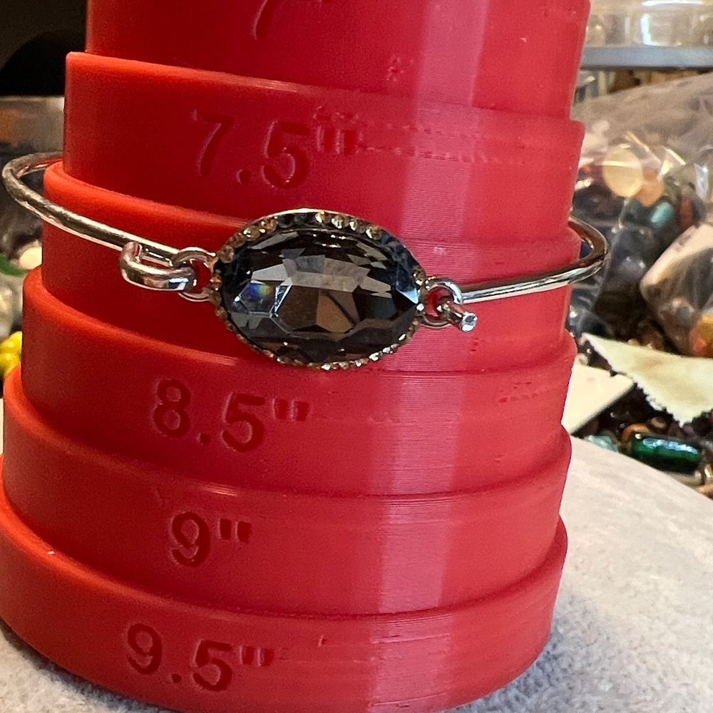 Sleek Silver Bracelet with Black Gemstone